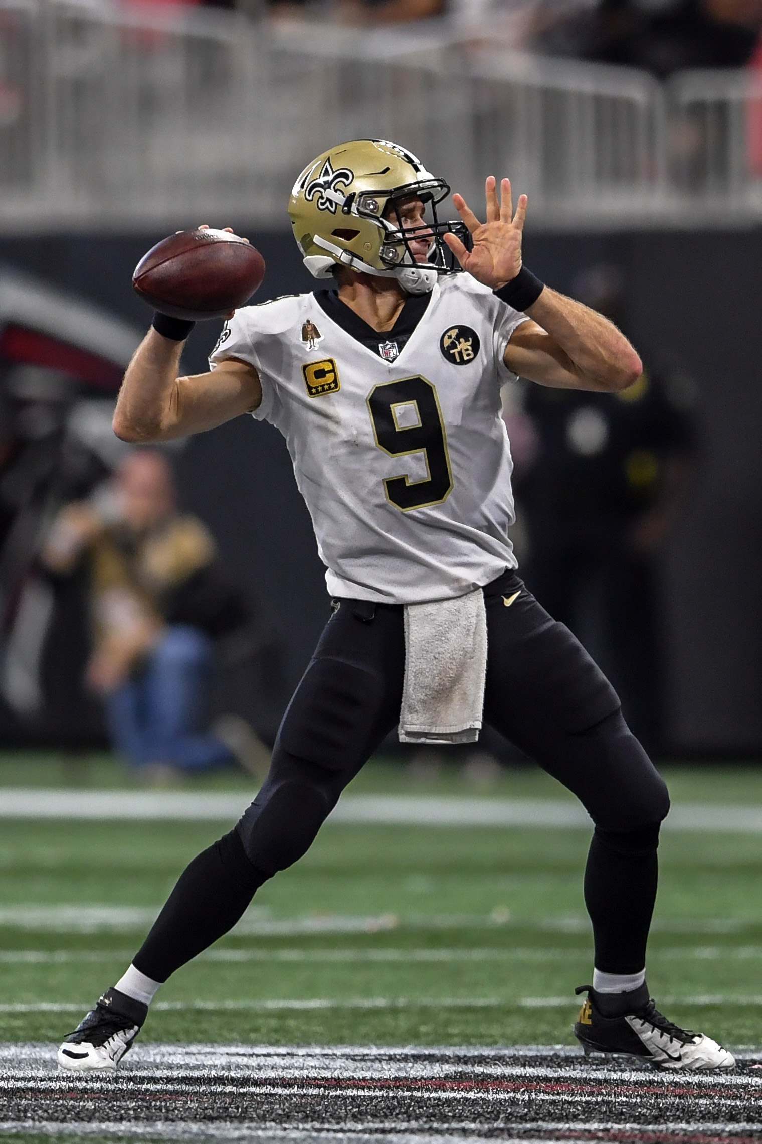 Drew Brees throwing